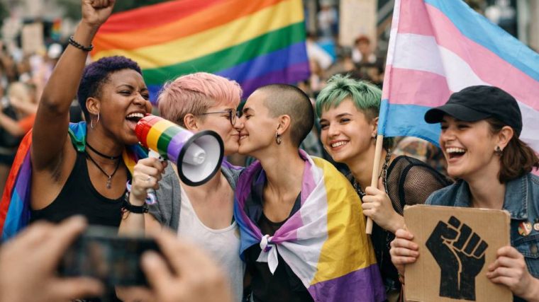 Féminismes queer : repenser les identités, les alliances et les luttes à l’ère des réseaux sociaux et des nouveaux imaginaires
