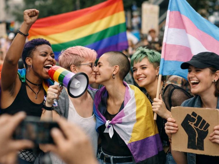Féminismes queer : repenser les identités, les alliances et les luttes à l’ère des réseaux sociaux et des nouveaux imaginaires