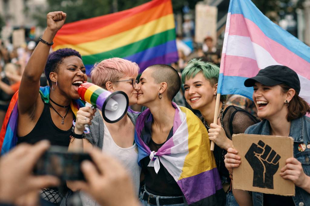 Féminismes queer : repenser les identités, les alliances et les luttes à l’ère des réseaux sociaux et des nouveaux imaginaires