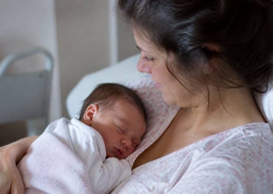 Maternité des Lilas : histoire, engagements et services après la naissance